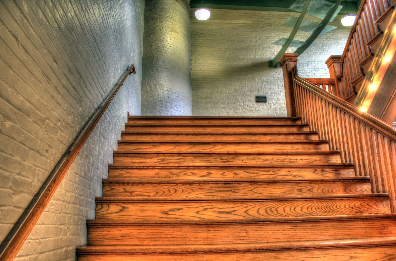 Jak dbać o schody z drewna – schody drewniane Warszawa. Nakładki na schody drewniane