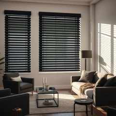 Czarne żaluzje drewniane do aranżacji i stylów wnętrz