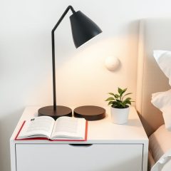 Organizacja stolika nocnego: jak utrzymać porządek i wygodę bez zbędnych przedmiotów i plątaniny kabli