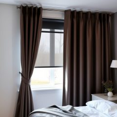 Zasłony zaciemniające czy rolety do sypialni: jak wybrać między komfortem snu, prywatnością i stylem wnętrza